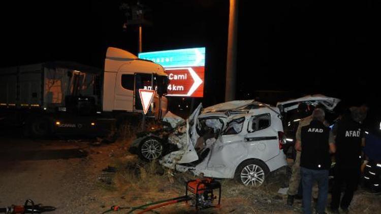 Tuncelide, TIR ile çarpışan hafif ticari araçtaki 4 kişi öldü