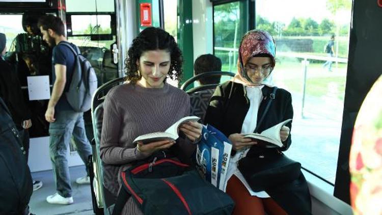 Konya Büyükşehir Belediyesinden tramvaydaki yolcuları kitap hediyesi