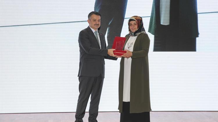 Girişimci kadın çiftçilere ödülleri verildi