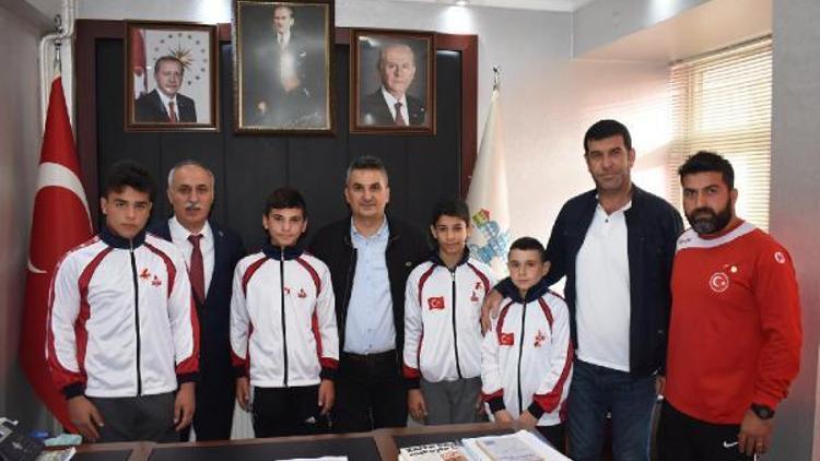 Yenişehir Belediyesporlu güreşçilerden Başkan Aydına ziyaret