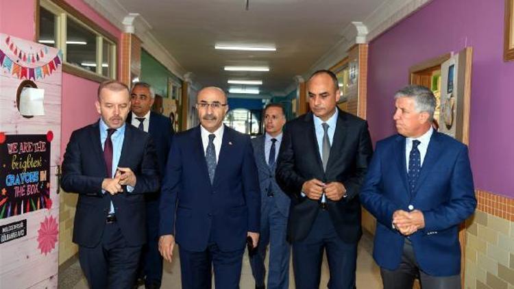 Vali Demirtaş, Adana Bilim ve Sanat Merkezini ziyaret etti