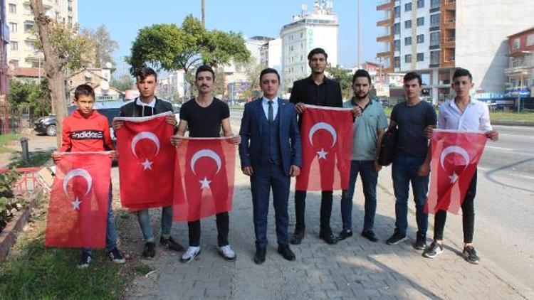 Orhangazide sürücülere Türk Bayrağı hediye edildi