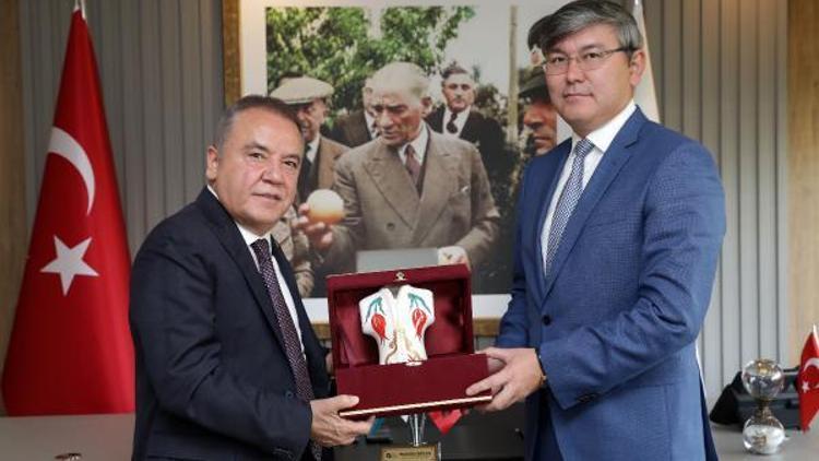 Kazak Büyükelçi Tomris filminin gösterimini talep etti