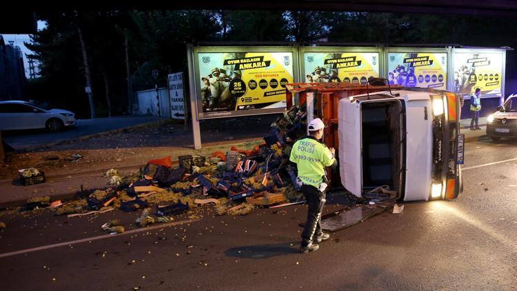 Lastiği çıkan kamyon devrildi