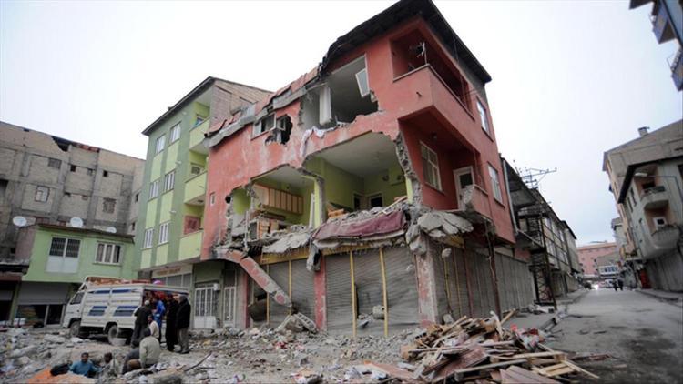 Van depreminde hayatını kaybeden anılıyor - Van depremi ne zaman oldu