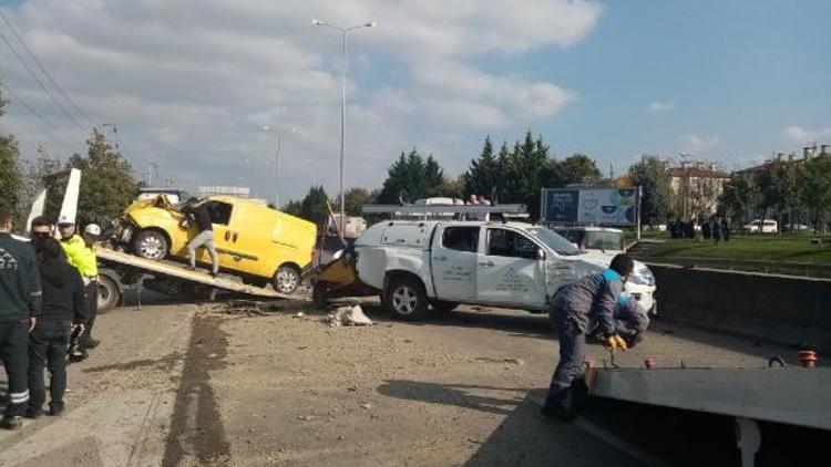 Hafif ticari araç ile kamyonet çarpıştı: 6 yaralı