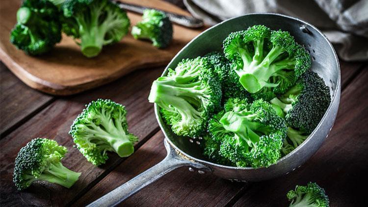 Menopoz Döneminde Brokoli ve Kereviz Tüketmek Dişleri Koruyor