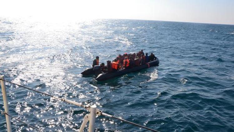 Enezde lastik botta 36 kaçak göçmen yakalandı