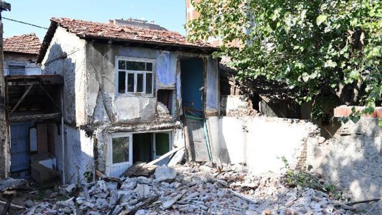 Bursa’da metruk binalar yıkılıyor