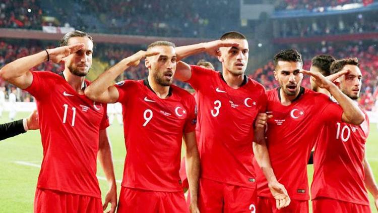 Almanya’da Türk futbolcuların asker selamı çok yanlış tarafa çekildi