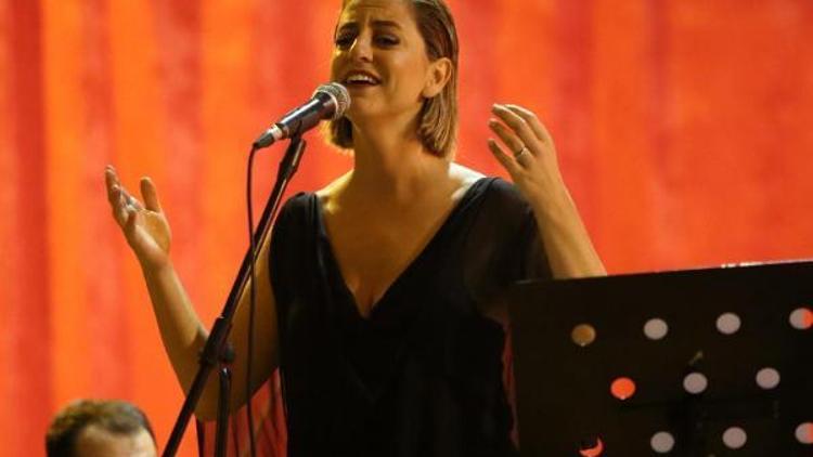 Gaziemirde şarkıcı Dilek Türkan Cumhuriyet konseri verdi