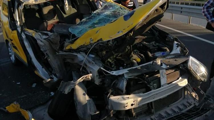 Ticari taksi kamyona çarptı: 1 ölü, 1 yaralı
