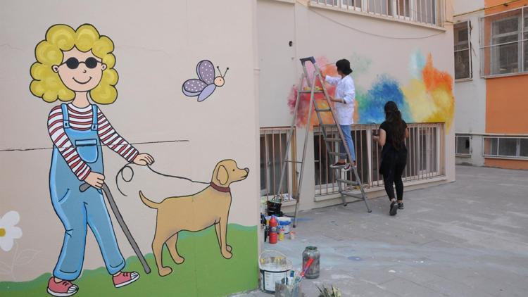 Resim öğretmenleri fırçalarıyla okulları renklendiriyor