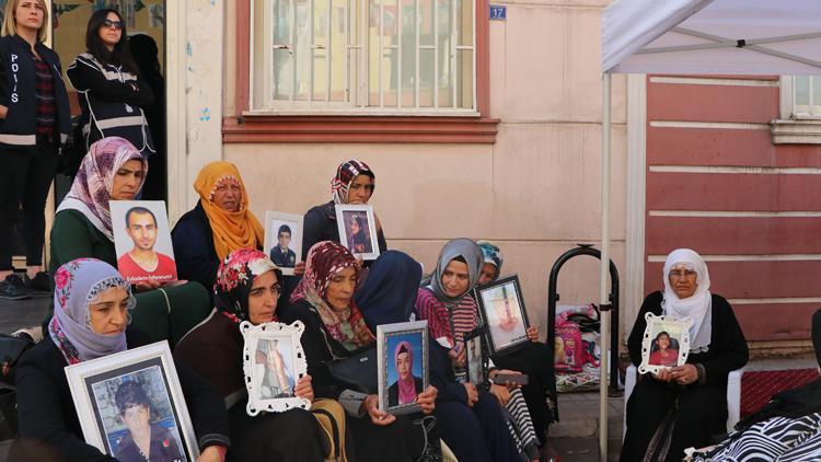 HDP önünde eylem yapan kadın: Teröristler yeğenimi yanımdan kaçırdı