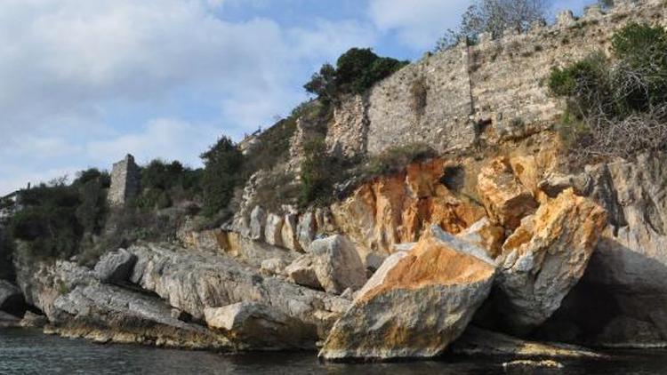 Amasra Kalesinde, çökme nedeniyle inceleme