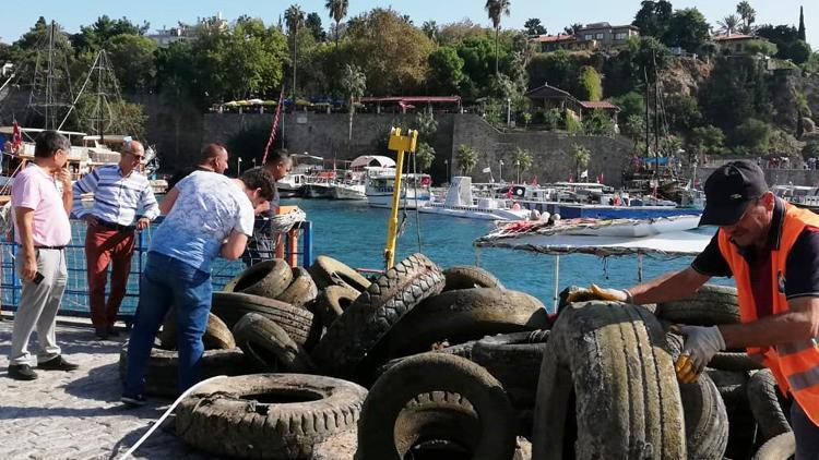 Denizden kamyon dolusu lastik çıktı