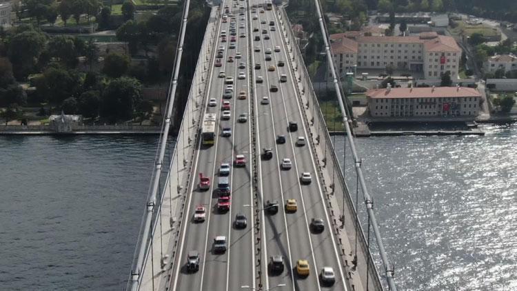 Klasik otomobillerin 15 Temmuz Şehitler Köprüsünden geçişi havadan fotoğraflandı