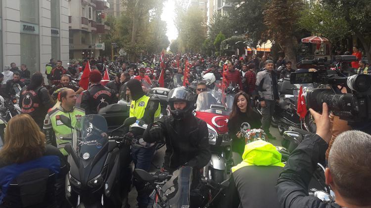 Yüzlerce motosikletçi Cumhuriyet konvoyu oluşturdu