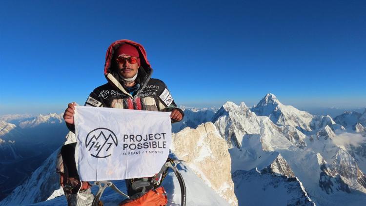 Nepalli dağcı dünyanın en yüksek zirvelerine tırmanma rekorunu kırdı