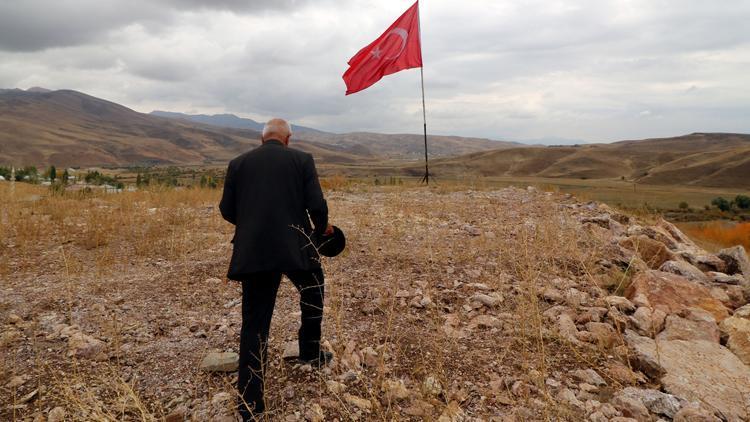 35 yıldır Türk bayrağı dalgalandıran Yüksekovalı, kabul töreninde