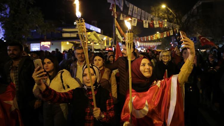 29 Ekim akşamını Ay-Yıldız aydınlattı