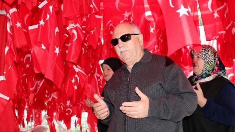 Geliboludaki türbeyi ziyaret eden herkes Türk bayrağı asıyor