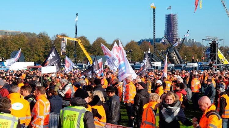 Hollanda’da inşaatçılardan hükümet karşıtı protesto