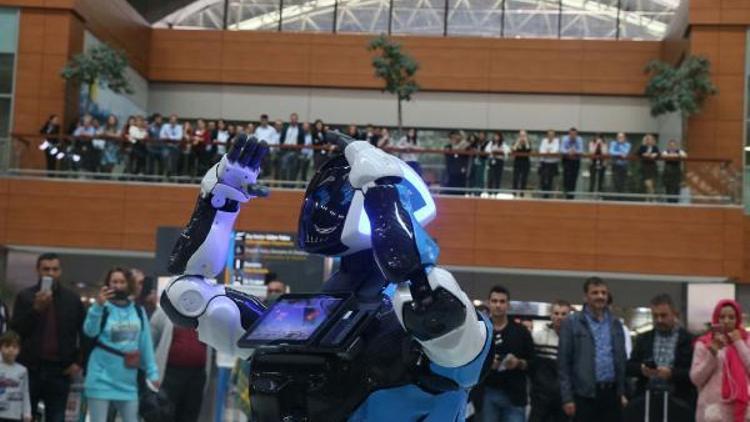 Sabiha Gökçen Havalimanı’nda danışma hizmeti verecek robot göreve başladı