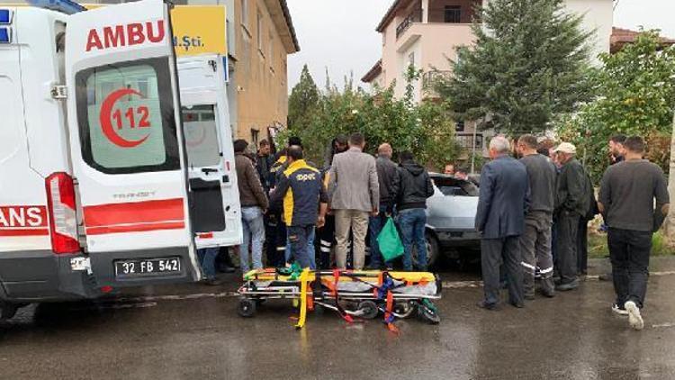 Ambulans otomobille çarpıştı: 4 yaralı