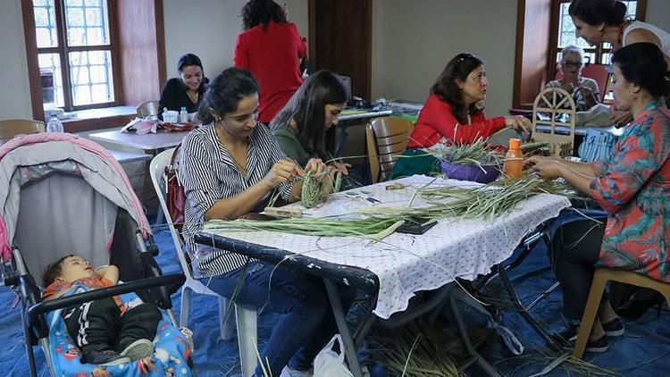 Kuruyan palmiye yaprakları kadınların gelir kapısı oldu