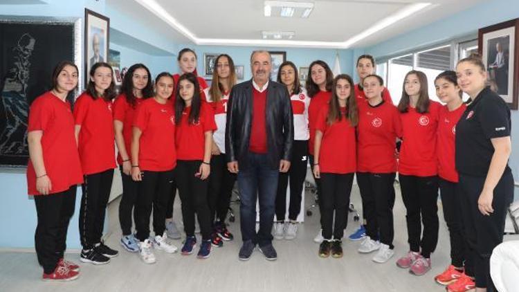 Mudanya Belediyesi Kadın Hentbol Takımı, Başkan Türkyılmazı ziyaret etti