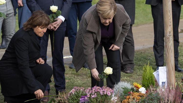 Merkel’den NSU kurbanları için yapılan anıta ziyaret