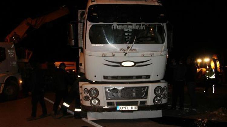 Pancar yüklü kamyon devrildi: 1 yaralı