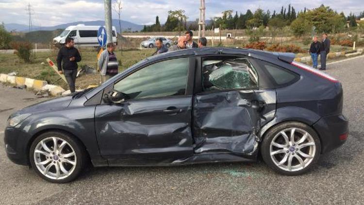 Minibüs otomobile çarptı: 4 yaralı