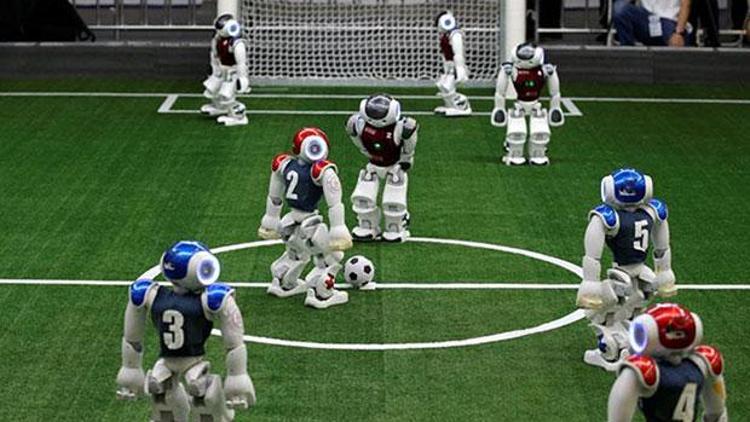 Robot futbolcular, insan rakipleriyle karşı karşıya gelecek