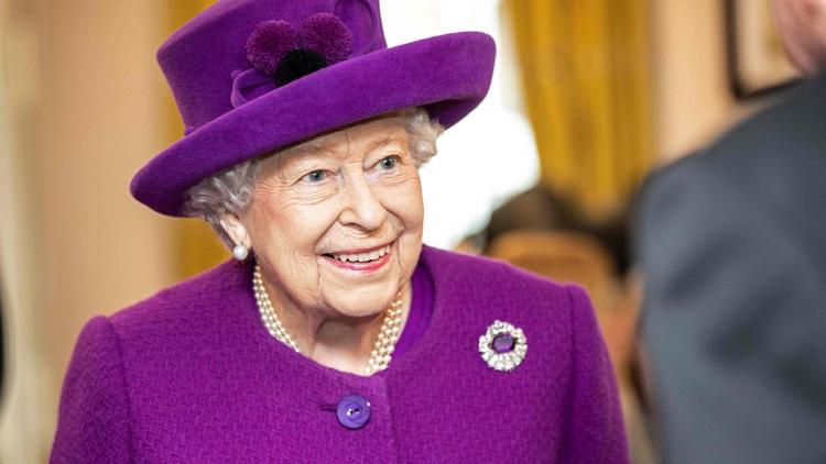 İngiltere Kraliçesi yeni kıyafetlerinde gerçek kürk kullanmayacak