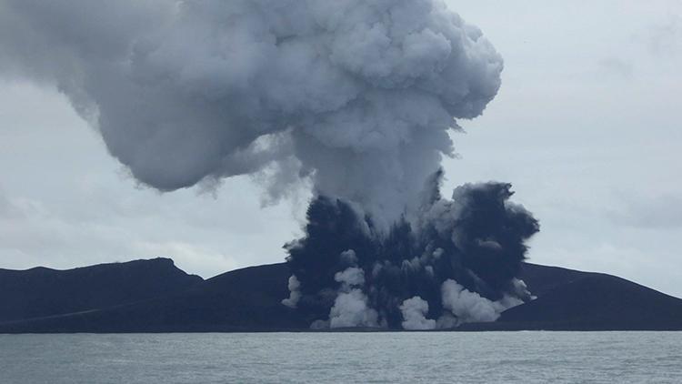 Tongada denizaltı yanardağı patladı, bir ada battı, üç kat daha büyük bir ada doğdu
