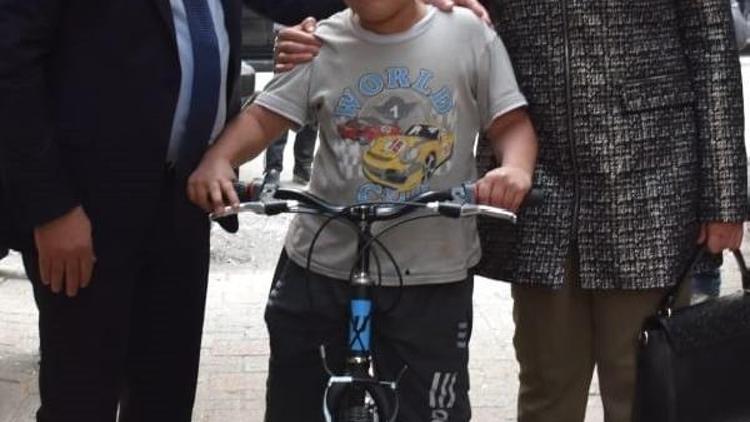 Beyoğlundan fidan diken çocuklara bisiklet