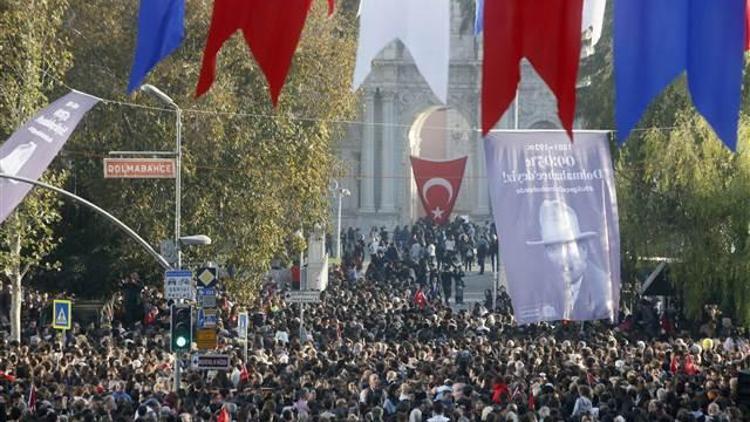 Dolmabahçe önünde tarihi kalabalık
