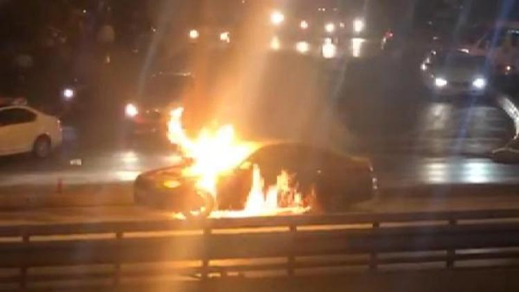 İstanbulda lüks araç alev alev yandı