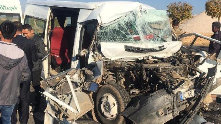 Mardinde öğrencileri taşıyan minibüs kamyona çarptı: 14 yaralı