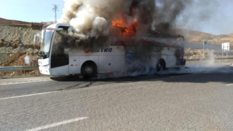 Seyir halindeki yolcu otobüsü yandı