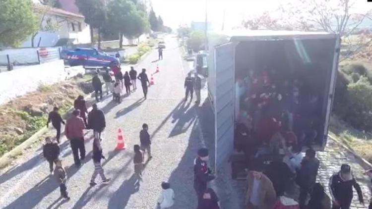Kapalı kasa kamyondan 82 kaçak göçmen çıktı
