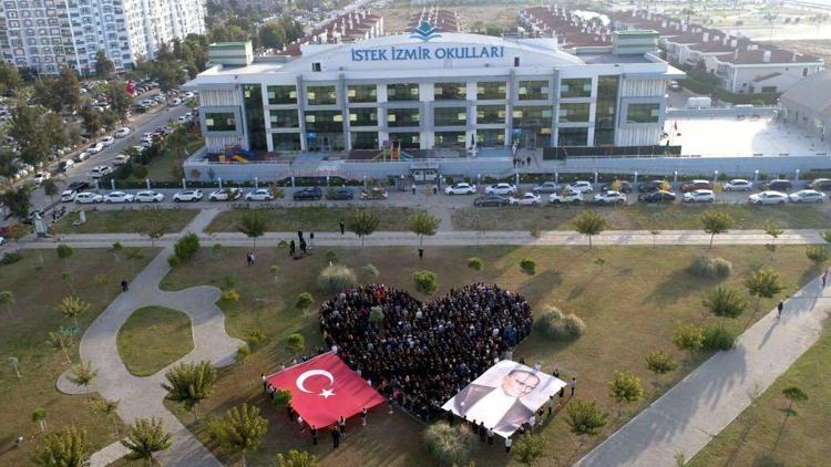 İstek İzmir Okulları Atayı velileriyle andı