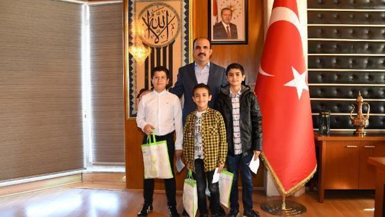 Konya Büyükşehir Belediye Başkanı, askerlere mektup yazan öğrencilerle buluştu