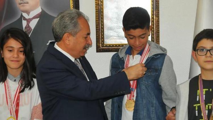 Akşehir Belediye Başkanından, şampiyon sporculara altın