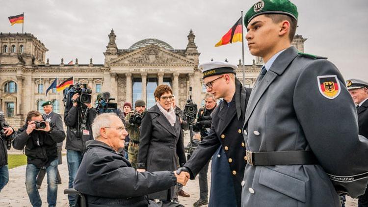 Alman askeri parlamento önünde yemin etti