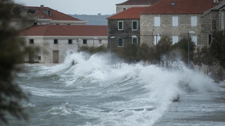 Kuvvetli rüzgar, Adriyatik kıyılarında yaşamı olumsuz etkiliyor