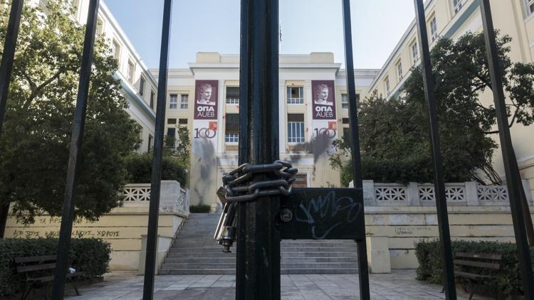 Yunanistanda öğrenciler 17 Kasım öncesi üniversiteleri işgal eylemi başlattı