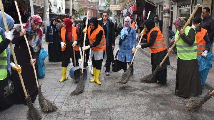 Bağlarda kadınlar sokakları temizledi